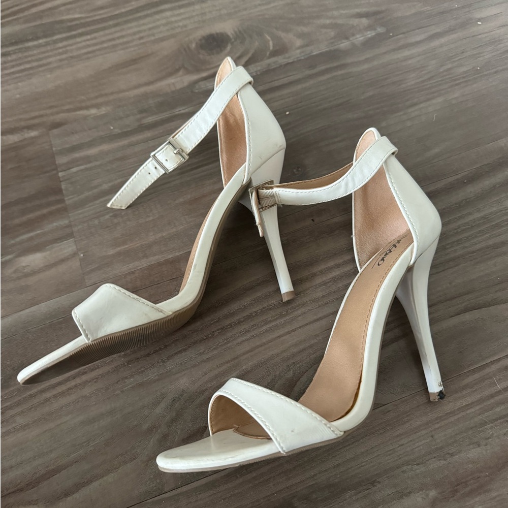 Classic white heels 7.5